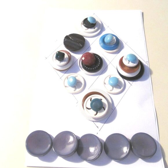 VINTAGE BUTTONS  WHITE 2-LARGE WHIRLY MA GIGS  WINDMILLS COOKIE CUTTERS! - Picture 1 of 6